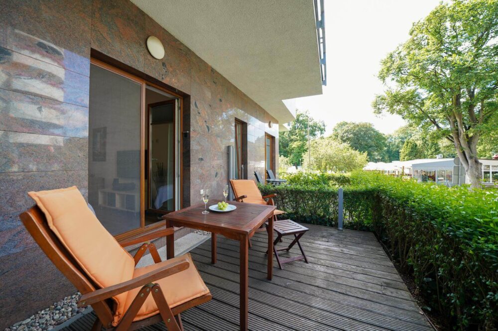 Terrasse mit Sitzmöbeln und Sonnenschirm