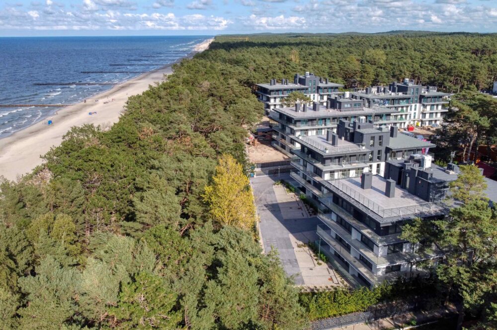 Ferienwohnungen in Niechorze kaufen – Luftbild der Neubauanlage an der polnischen Ostsee