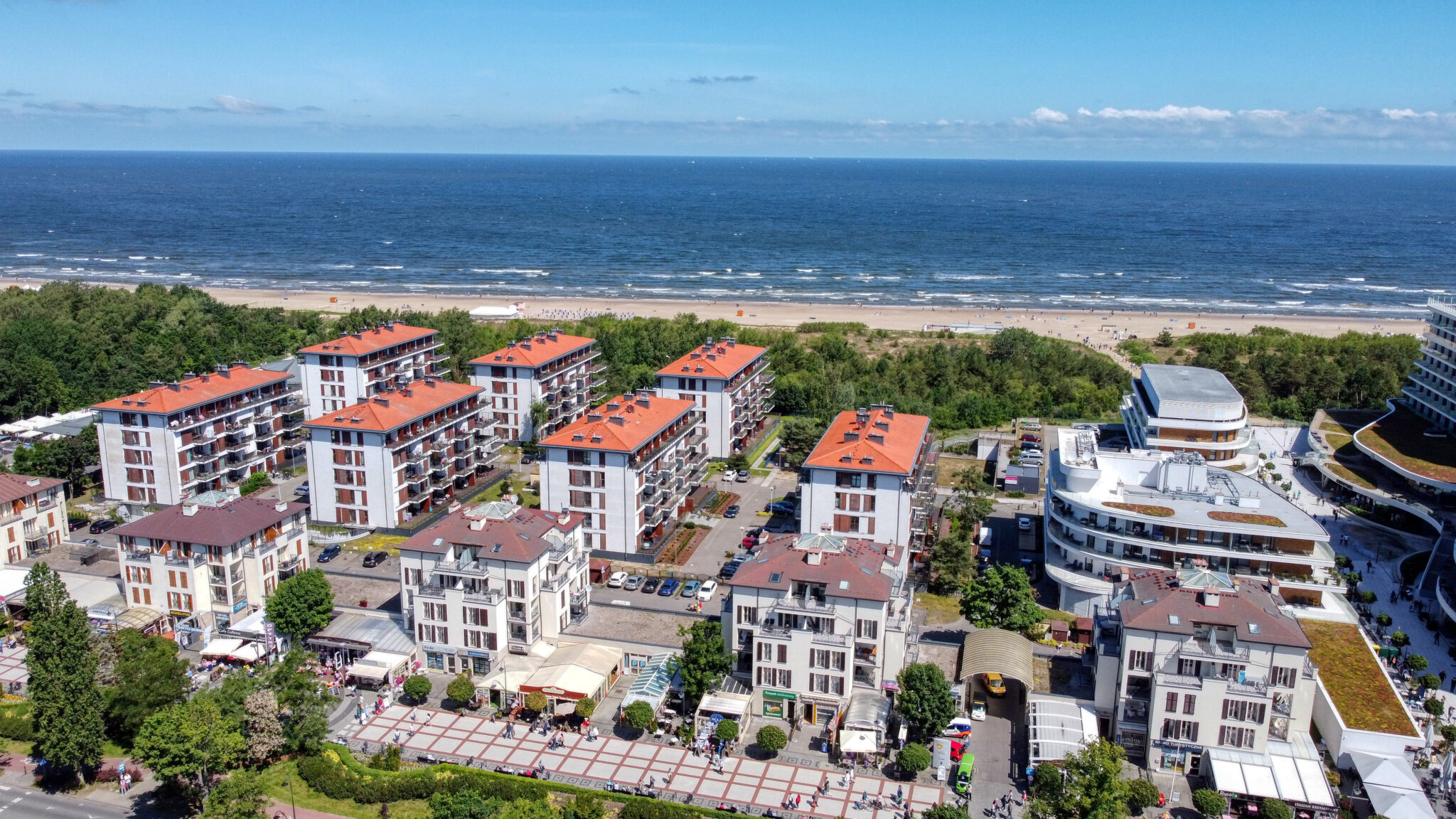 Promenade von Swinemünde mit Baltic Park Plaza aus der Luft, erste Strandlinie
