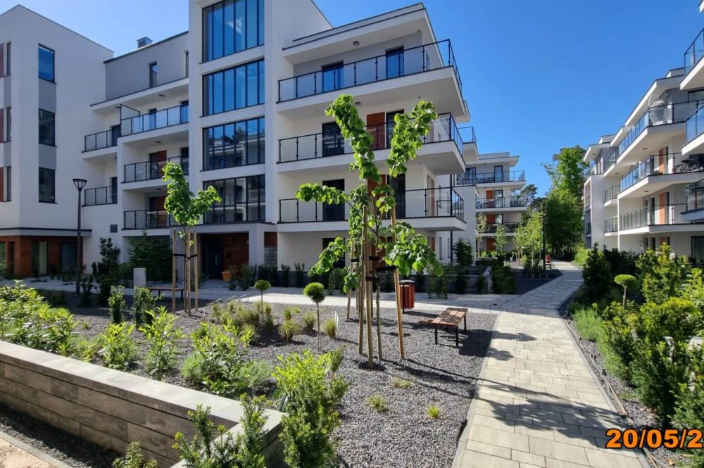 Sitzbereich im Garten der Anlage in Pobierowo