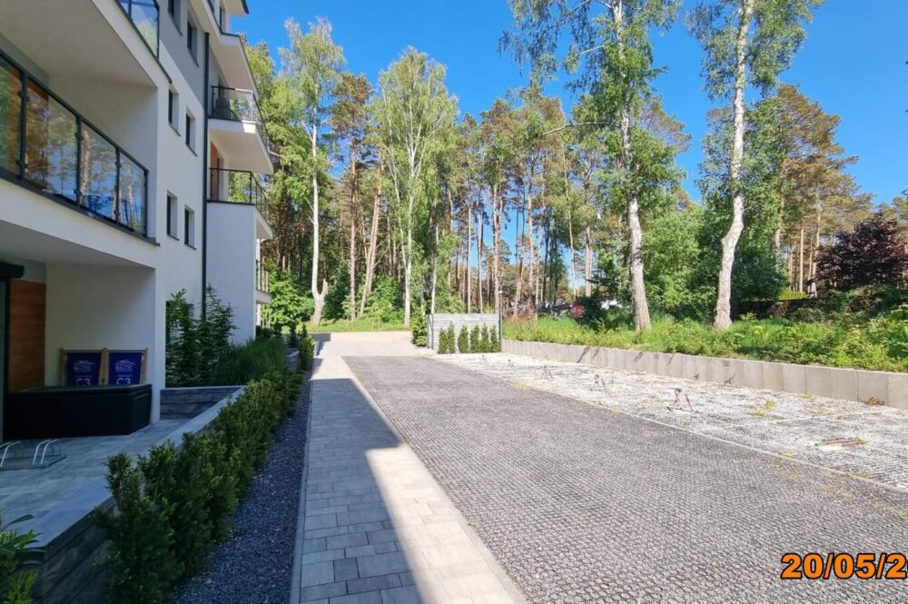 Grünflächen und Wege der Anlage in Pobierowo
