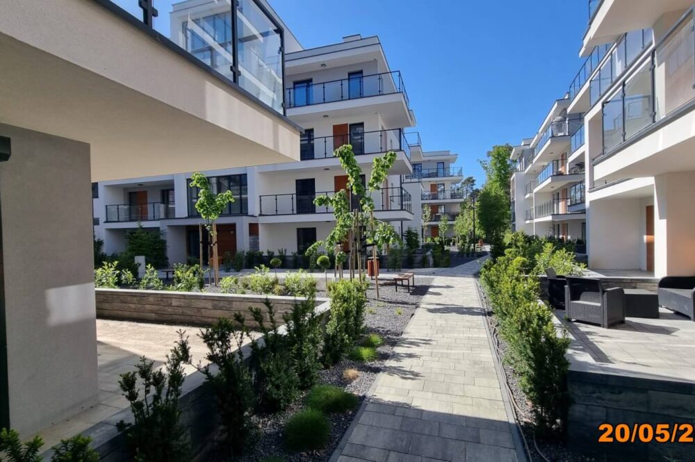 Balkone mit Glasgeländern in Pobierowo