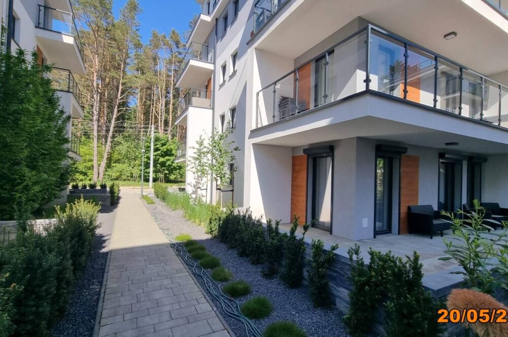 Außenanlage der Wohnanlage in Pobierowo