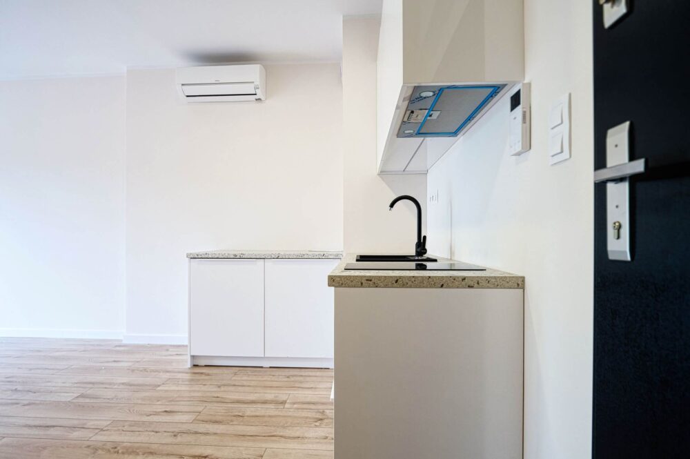 Küchenzeile mit Elektrogeräten in einer Wohnung in Swinemünde