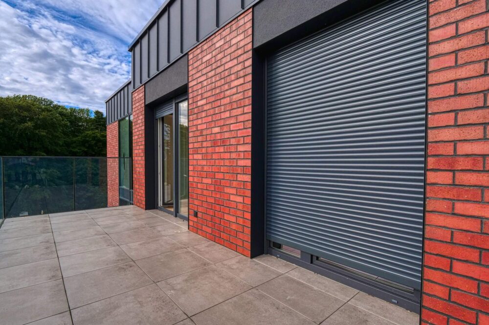 Neubau in Swinemünde in Backstein-Optik mit Metallelementen