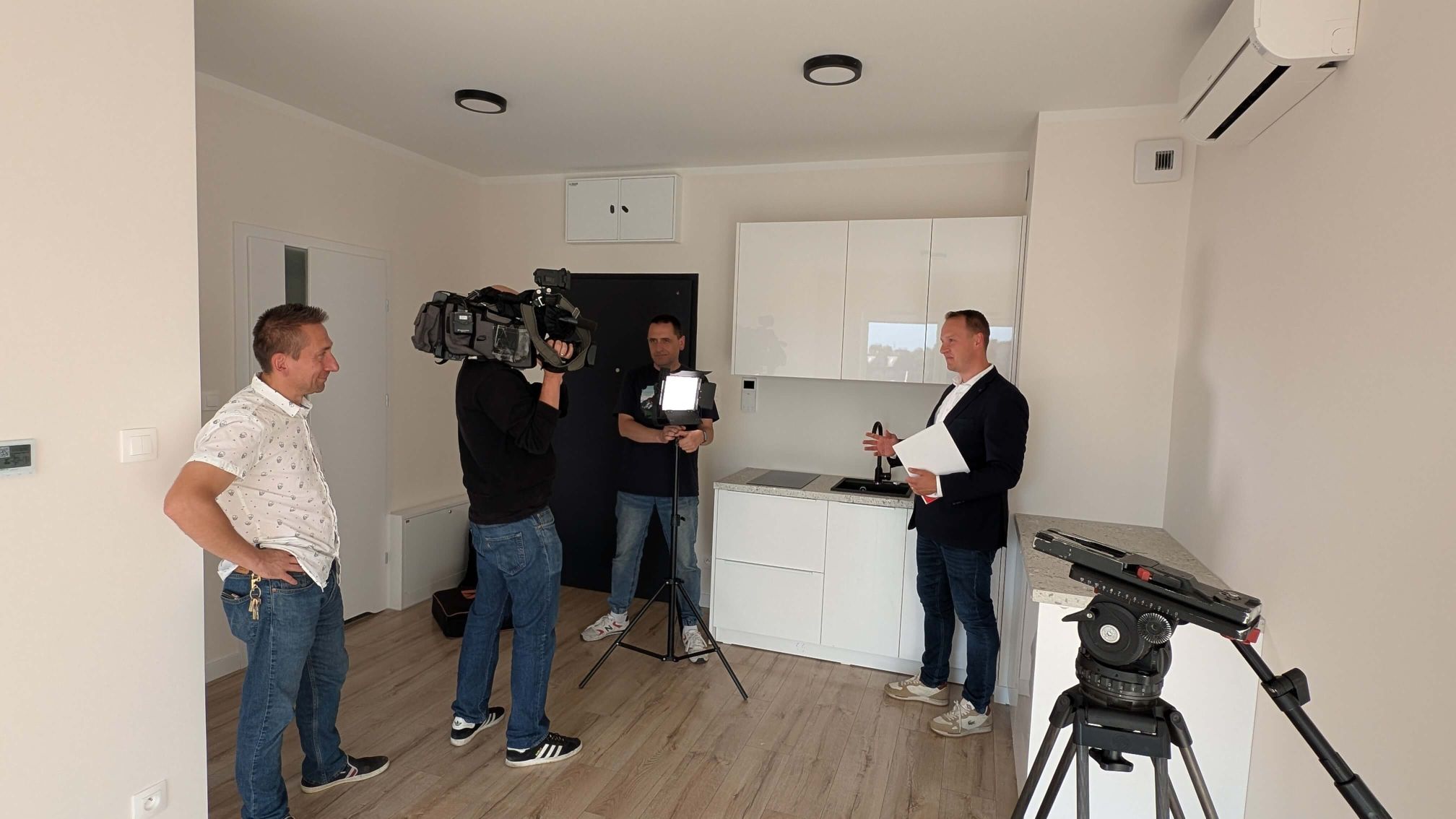 David Lis podczas nagrania z TVP World o inwestycji Jakon w Świnoujściu