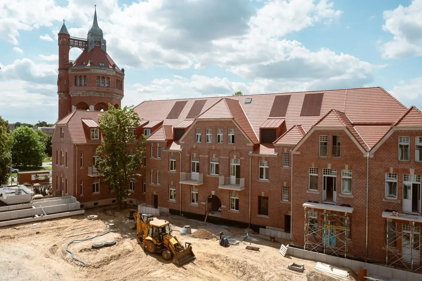 Restaurierte Fassade mit Gesimsen in Breslau