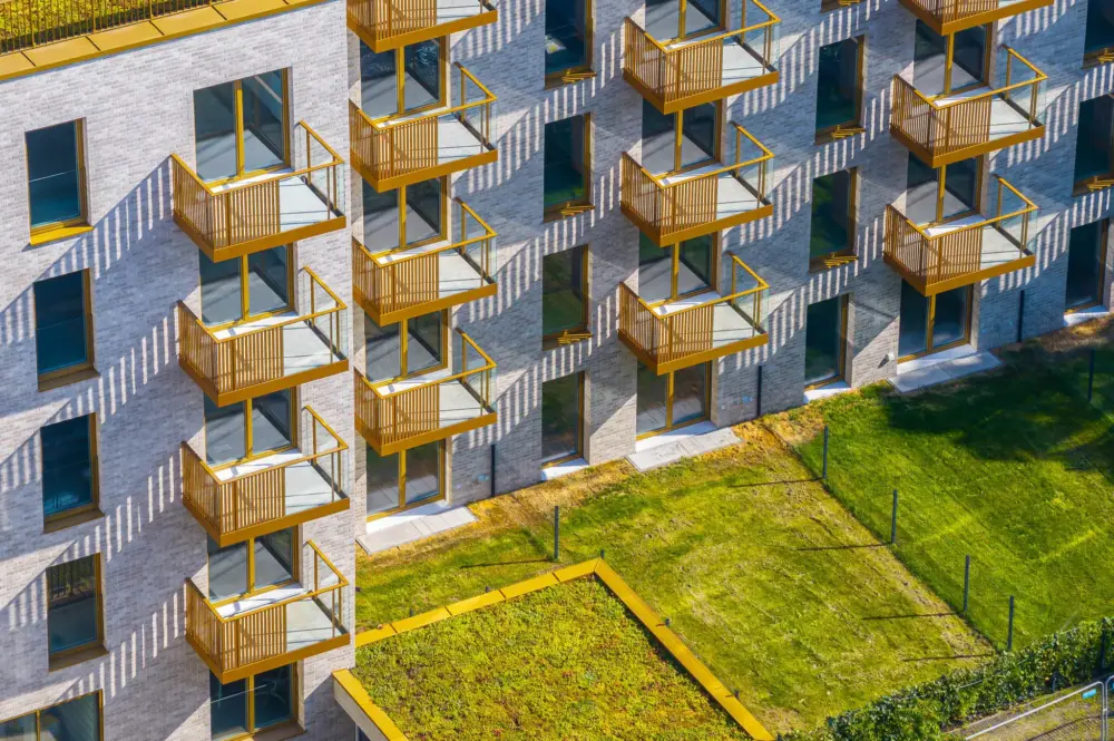 Begrünte Dachterrasse mit Blick über Breslau
