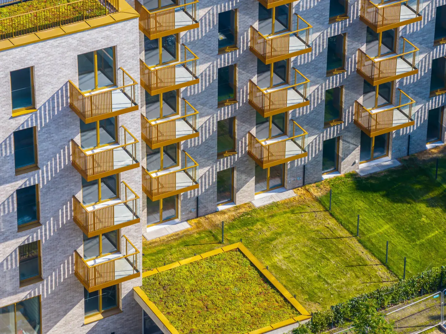 Begrünte Dachterrasse mit Blick über Breslau