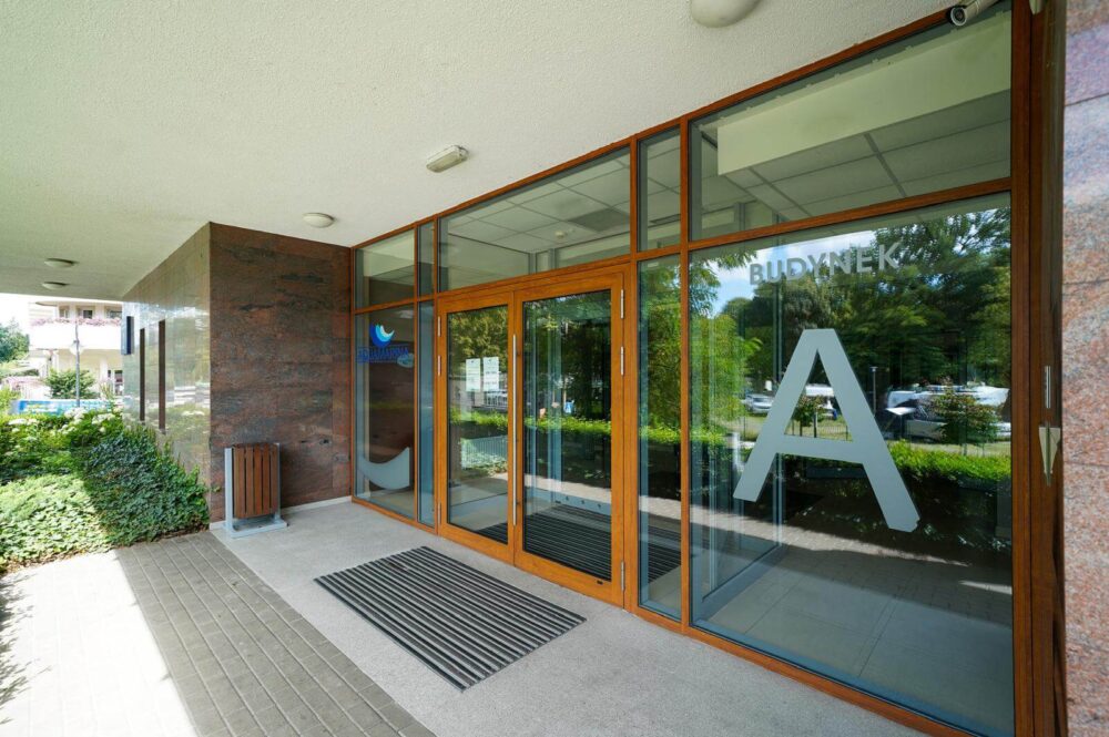 Haupteingang des Apartmenthauses