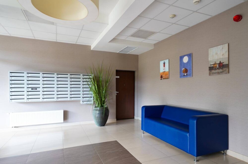 Lobby des Apartmenthauses mit Sitzbereich