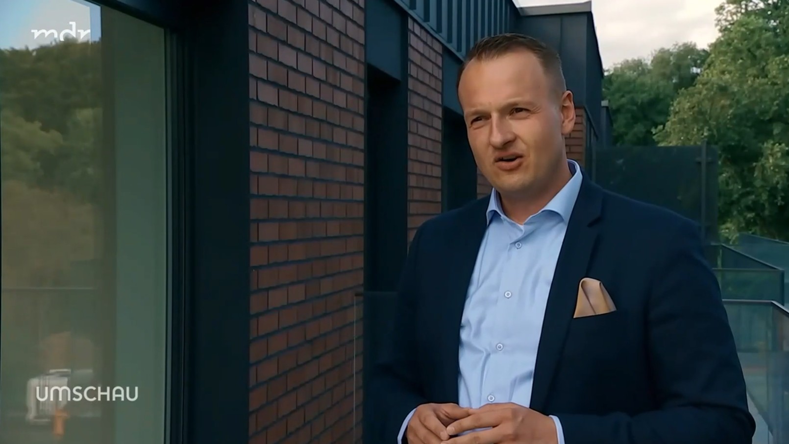 David Lis podczas realizacji materiału MDR na polskim wybrzeżu