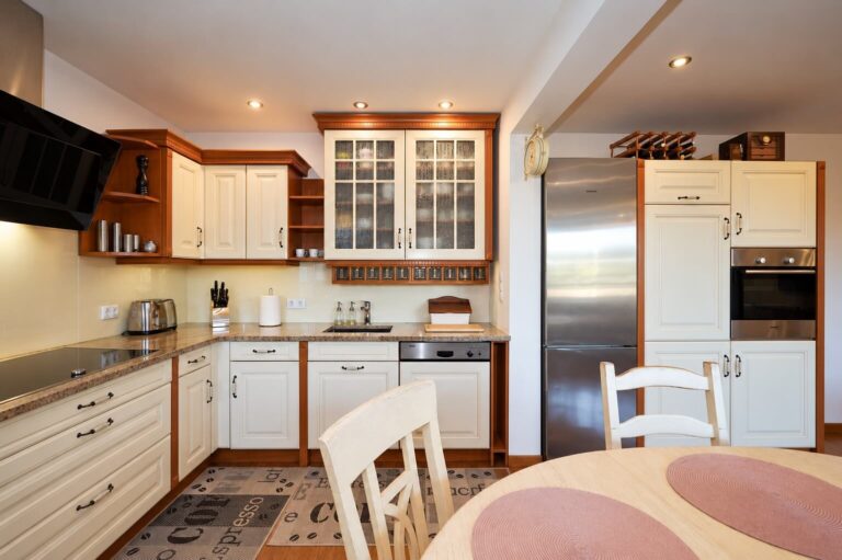 Wohnung Swinemünde – Küche mit Oberschränken und Kühlschrank