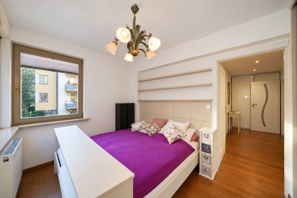 Eigentumswohnung Swinemünde – Schlafzimmer 1 mit Fenster