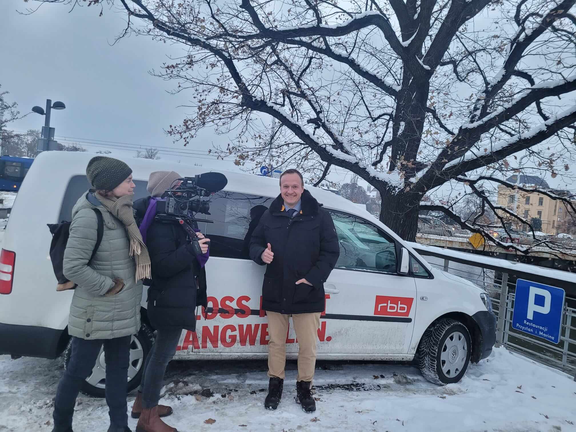 David Lis mit dem rbb24-Team beim Dreh in Breslau