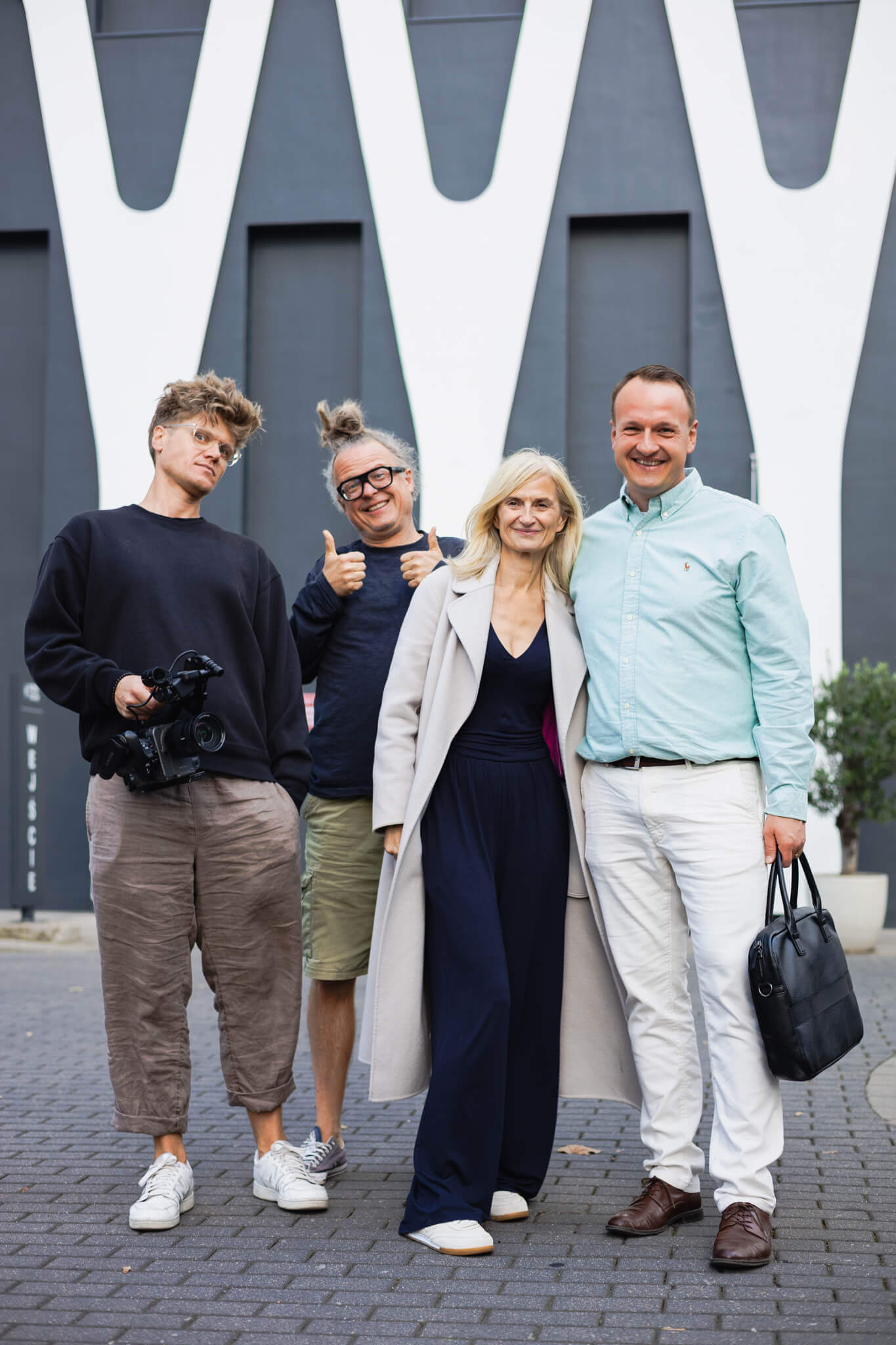David Lis mit dem ARD-Team in seinem Büro in Posen