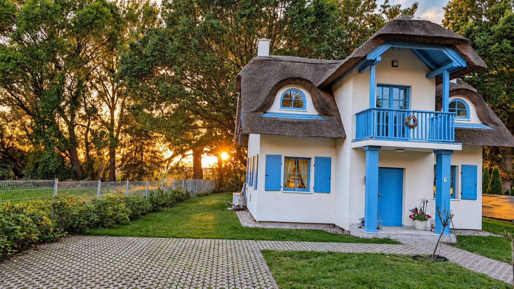 Reetdachhaus am Stettiner Haff im Abendlicht – Haus kaufen bei Wolin