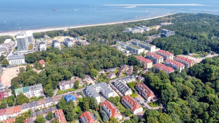 Swinemünde aus der Luft – Küstenwald, Dünen und Ostsee