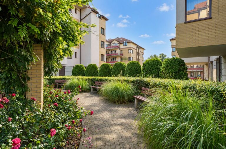 Wohnanlage Swinemünde – Innenhof mit Rosen und Bänken