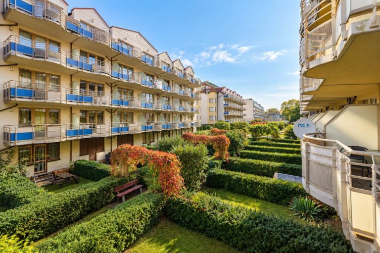 Wohnung kaufen Swinemünde – Innenhof mit begrünten Pergolen