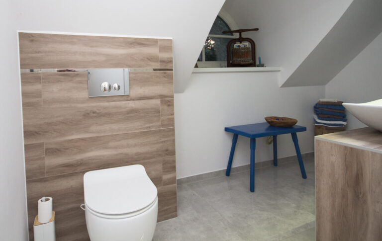 Bad mit bodengleicher Dusche und Wand-WC