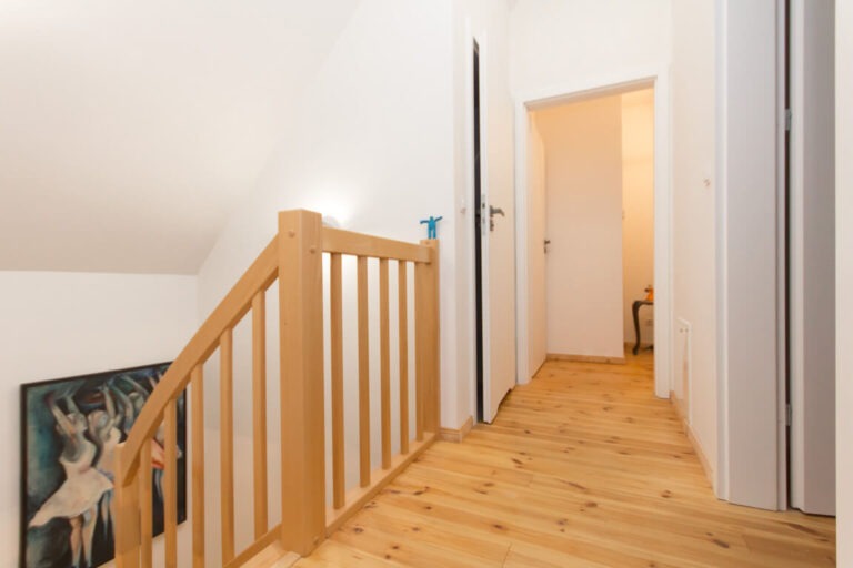Holztreppe und Flur im Obergeschoss des Hauses am Haff