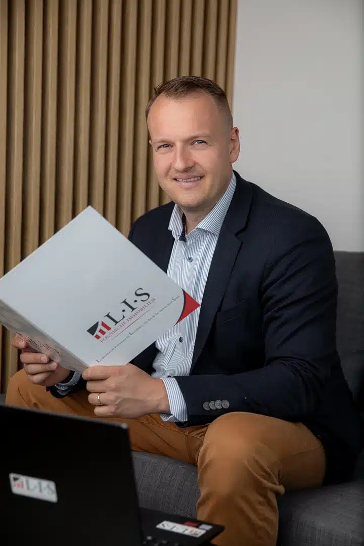 David Lis bei der persönlichen Vor-Ort-Begleitung einer Immobilienbesichtigung in Polen