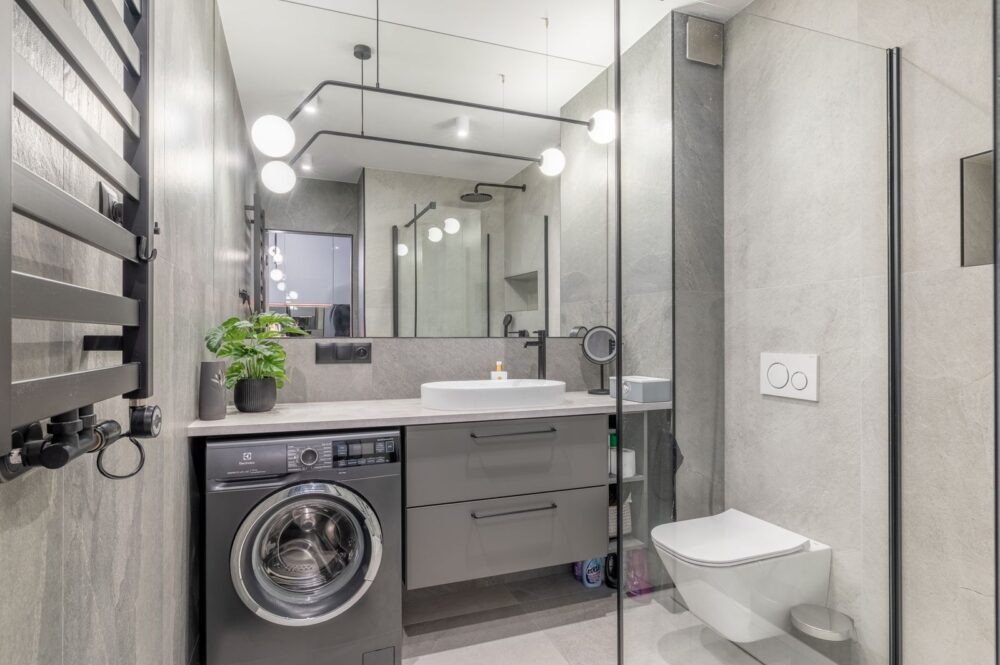Hochwertiges Bad mit Dusche, Waschmaschine und Spiegelbeleuchtung – Swinemünde
