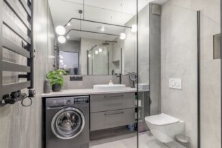 Hochwertiges Bad mit Dusche, Waschmaschine und Spiegelbeleuchtung – Swinemünde