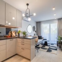 Geräumige Einbauküche mit Essbereich und Hängelampen – Wohnung Swinemünde 2024