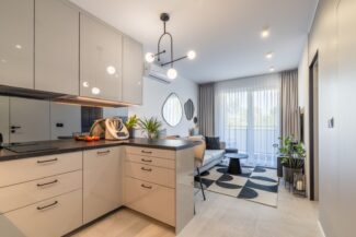 Geräumige Einbauküche mit Essbereich und Hängelampen – Wohnung Swinemünde 2024