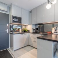  Design-Küche in Grautönen mit moderner Ausstattung – Neubauwohnung  Swinemünde