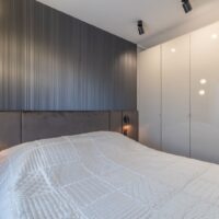Stilvolles Schlafzimmer mit Einbauschrank und Akzentwand in 2-Zimmer-Wohnung Swinemünde