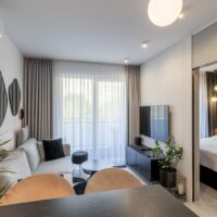 Wohnzimmer mit Zugang zum Balkon und stilvollem Interieur in Swinemünde
