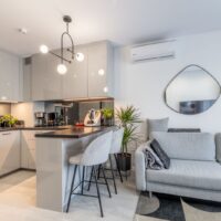 Wohnbereich mit offener Küche, Klimaanlage und Zugang zum Balkon – Swinemünde
