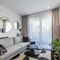 Wohnzimmer mit großer Fensterfront und moderner Einrichtung in Ferienwohnung in Swinemünde