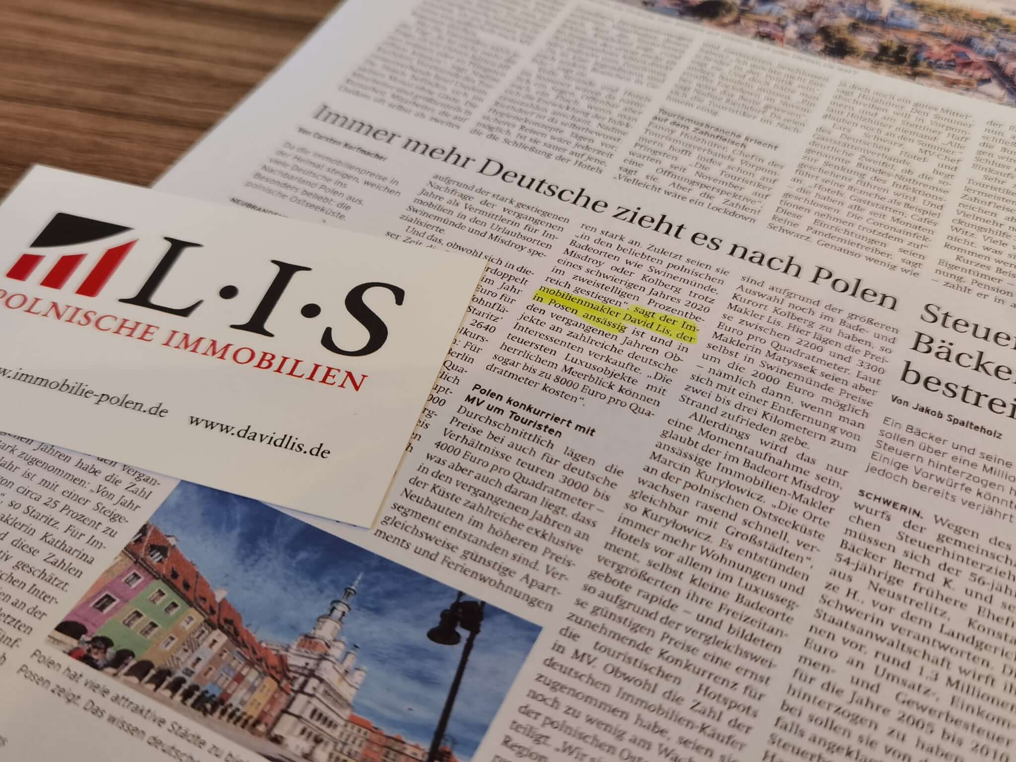 Zeitungsartikel mit Zitat von David Lis und Visitenkarte