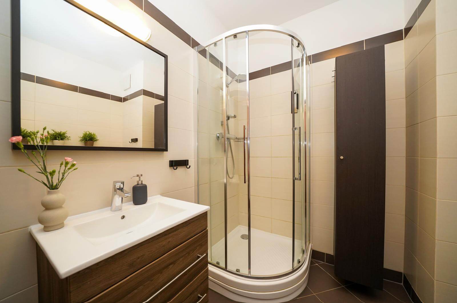 Badezimmer mit Duschkabine – Großansicht