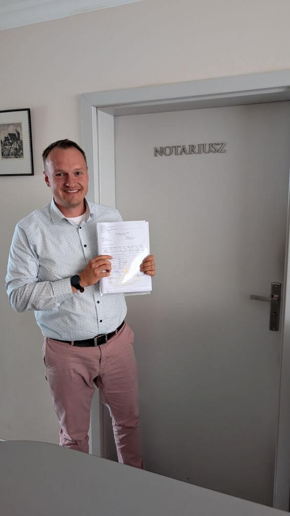David Lis mit beurkundeter Kaufurkunde beim Notar in Polen, in Vollmacht für den Käufer