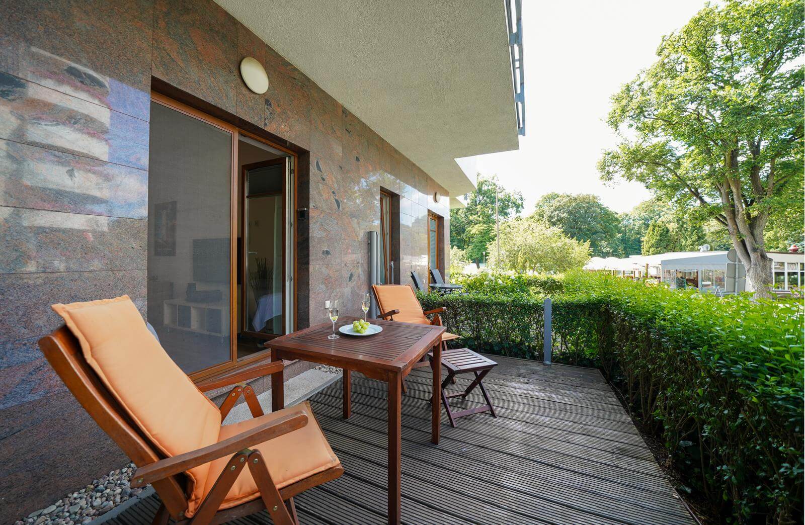 Terrasse mit Möbeln – Großansicht